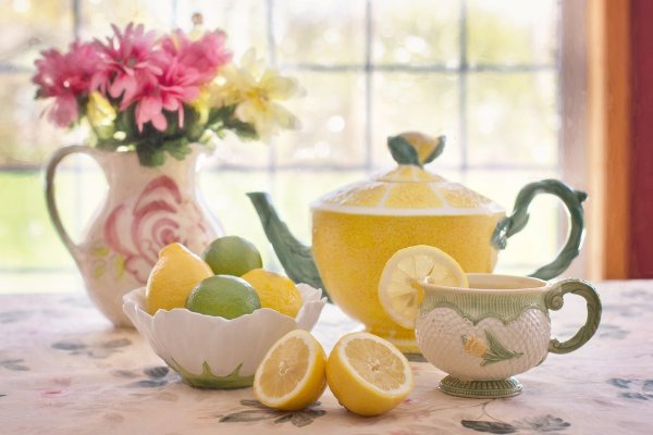 tea pot with lemons