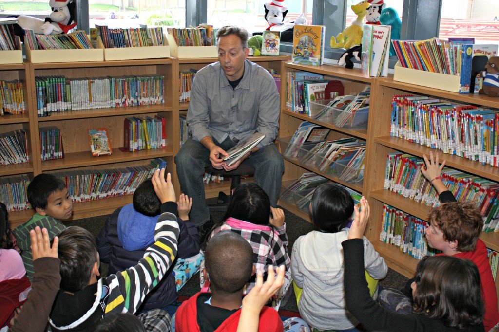 Paul-Bokota-reads-to-children-at-Northwood-Elementary-School-1024x682.jpg