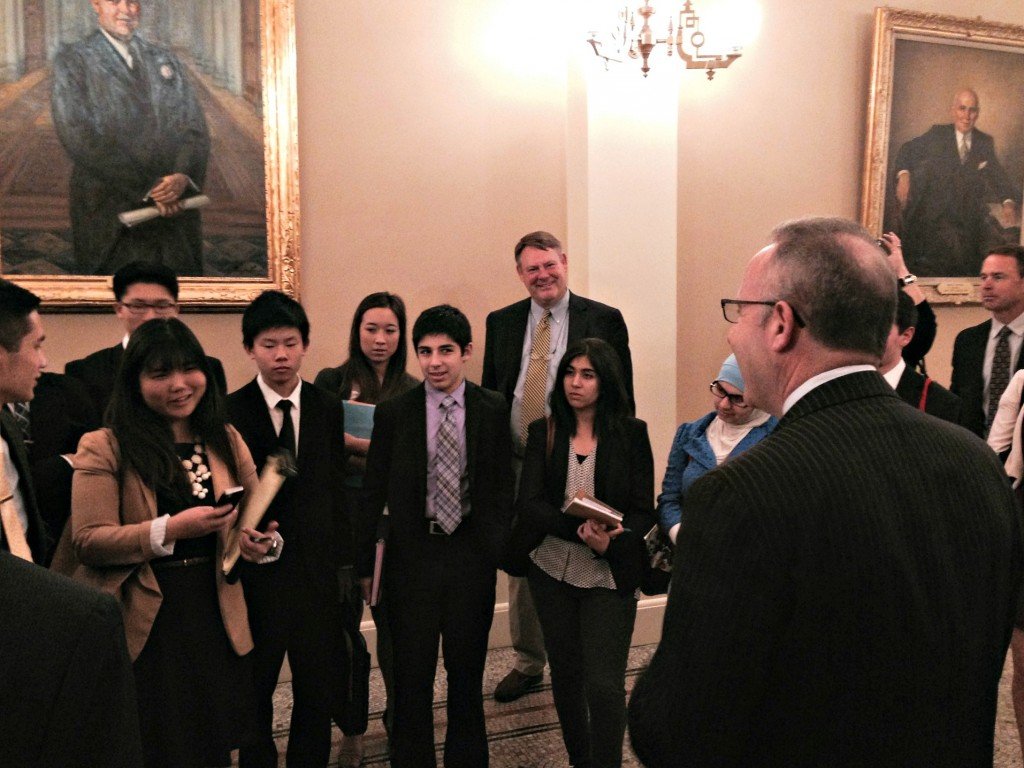 Senate President Pro Tem Darrell Steinberg talks to IUSD students