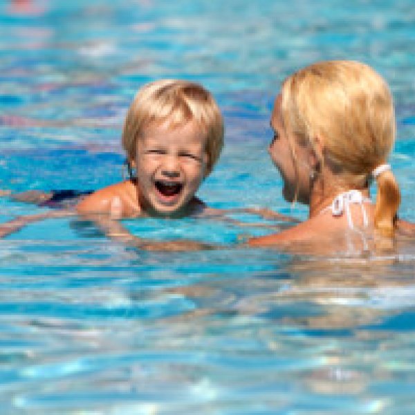 mom-teaching-child-to-swim-safely